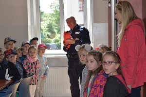 Policjant prezentuje przedszkolakom sprzęt ratowniczy