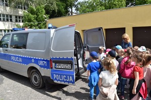 Otwarty radiowóz i stojące przy nim dzieci