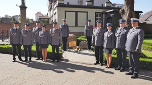 Pamiątkowe zdjęcie policjantów z Komendy Powiatowej Policji w Śremie przy pomniku.