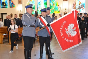 Poczet sztandarowy Komendy Powiatowej Policji w Śremie w kościele.