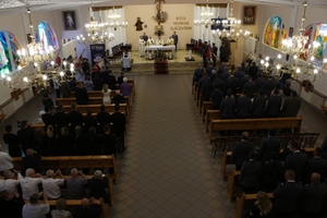 Policjanci i zaproszeni goście podczas mszy św. w intencji środowiska policyjnego.