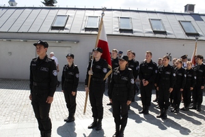 Uczniowie klas policyjnych Zespołu Szkół Technicznych przed budynkiem Muzeum Śremskiego.