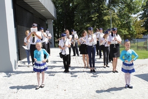 Orkiestra Dęta i mażoretki z Książa Wielkopolskiego stoją przy budynku Muzeum Śremskiego.