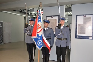 Poczet sztandarowy Komendy Powiatowej Policji w Śremie w holu Muzeum Śremskiego.