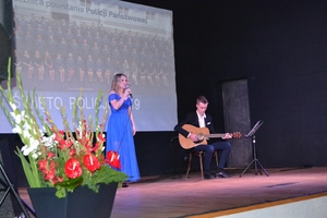 Julia Bartkowiak i Jacek Golimowski występują na scenie w Muzeum Śremskim.