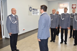 Dowódca uroczystości składa meldunek Komendantowi Powiatowemu Policji w Śremie.