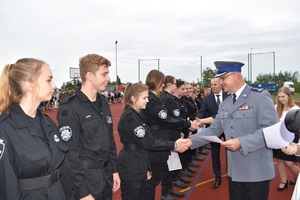 Rozpoczęcie roku z wyróżnieniami dla uczniów klas policyjnych