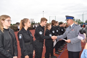 Rozpoczęcie roku z wyróżnieniami dla uczniów klas policyjnych