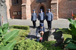 Święto Policji - funkcjonariusze składają kwiaty pod pomnikiem.