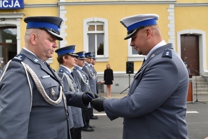 Święto Policji - uroczysta zbiórka przed Komendą Powiatową Policji w Śremie - wręczenie medalu policjantowi.