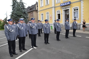 Święto Policji - uroczysta zbiórka przed Komendą Powiatową Policji w Śremie - odznaczeni policjanci.