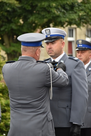 Święto Policji - uroczysta zbiórka przed Komendą Powiatową Policji w Śremie - wręczenie medalu policjantowi.
