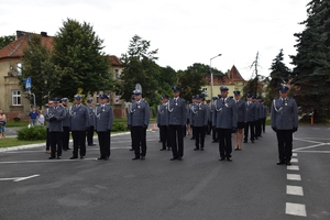 Święto Policji - uroczysta zbiórka przed Komendą Powiatową Policji w Śremie - odznaczeni policjanci.