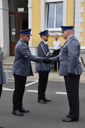 Święto Policji - uroczysta zbiórka przed Komendą Powiatową Policji w Śremie - wręczenie policjantowi aktu mianowania na wyższy stopień służbowy.