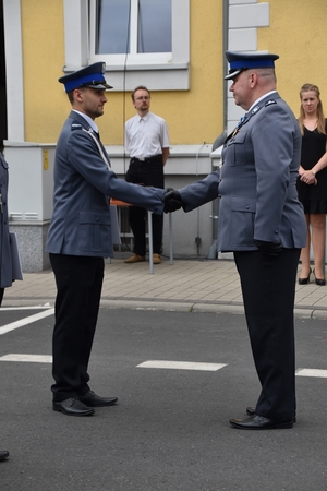 Święto Policji - uroczysta zbiórka przed Komendą Powiatową Policji w Śremie - wręczenie policjantowi aktu mianowania na wyższy stopień służbowy.