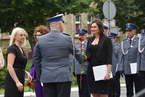Święto Policji - uroczysta zbiórka przed Komendą Powiatową Policji w Śremie - wręczenie wyróżnienia pracownikowi Policji.