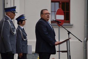 Święto Policji - uroczysta zbiórka przed Komendą Powiatową Policji w Śremie - przemówienie Wicestarosty Śremskiego.