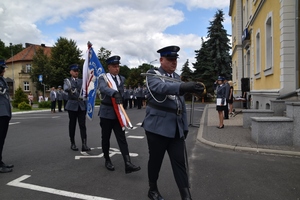 Święto Policji - uroczysta zbiórka przed Komendą Powiatową Policji w Śremie - odprowadzenie pocztu sztandarowego.