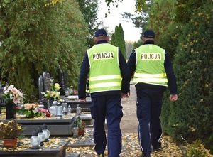 Policjanci na cmentarzu.