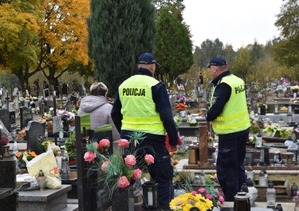 Policjanci na cmentarzu.