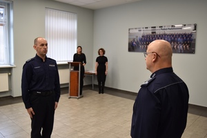 Naczelnik Wydziału Prewencji składa meldunek Komendantowi Powiatowemu Policji w Śremie.