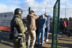 Policyjne ćwiczenia w Zespole Szkół Technicznych.