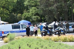 Stoisko promocyjne Policji, radiowozy i motocykle.