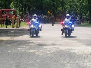 Eskorta policyjnych motocykli.
