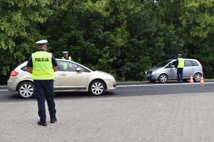 Policjanci kontrolują stan trzeźwości kierujących pojazdami mechanicznymi.