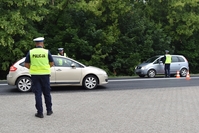 Policjanci kontrolują stan trzeźwości kierujących pojazdami mechanicznymi.