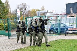 Policjanci z Grupy Realizacyjnej podczas symulacji, na boisku szkolnym.