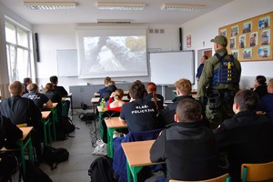 Policjanci i uczniowie w klasie.