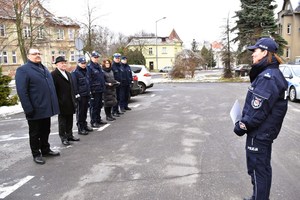 Policjanci i zaproszeni goście stoją przed budynkiem Komendy.