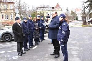 Policjanci i zaproszeni goście stoją przed budynkiem Komendy.