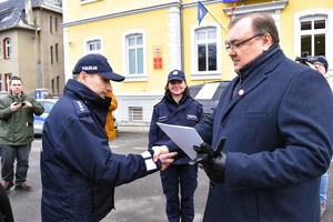 Starosta Śremski wręcza kluczyk do radiowozu policjantowi.