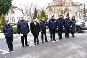 Policjanci i zaproszeni goście stoją przed budynkiem Komendy.