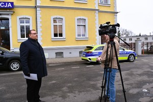 Starosta przed kamerą udziela wywiadu dziennikarzowi.