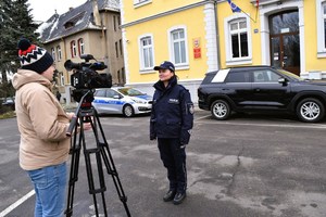 Pani Komendant przed kamerą udziela wywiadu dziennikarzowi.