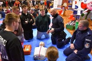 Szkolenie, podczas którego policjanci przekazywali młodzieży wiedzę i umiejętności praktyczne z zakresu ratownictwa.