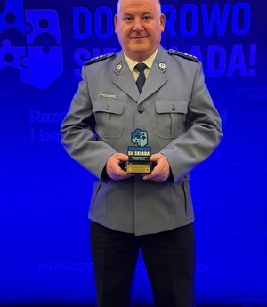 asp. szt. Krzysztof Tomaszewski ze statuetką "Niepokonani w kreatywności".