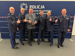 asp. szt. Krzysztof Tomaszewski z naczelnikami wydziałów Komendy Wojewódzkiej Policji w Poznaniu.