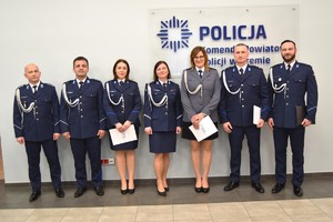 Policjanci Komendy Powiatowej Policji w Śremie mianowani na wyższe stopnie służbowe wraz z Panią Komendant - mł. insp. Moniką Szymczak, a także Naczelnikiem Wydziału Prewencji - kom. Radosławem Dobrasiem oraz Naczelnikiem Wydziału Kryminalnego - nadkom. Robertem Wieczorkiem