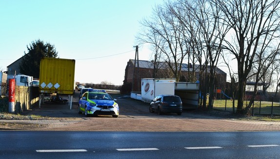 Zatrzymany pojazd obok policyjnego radiowozu.
