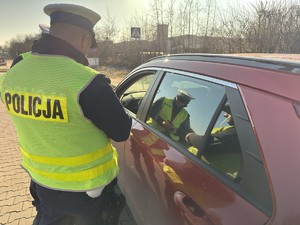 Policjant Wydziału Ruchu Drogowego w trakcie kontroli drogowej - zdjęcie poglądowe