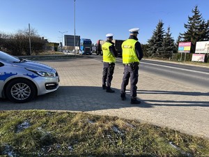 Policjanci Wydziału Ruchu Drogowego w trakcie kontroli statycznej