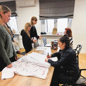 Dzielnicowy asp. Agnieszka Śliwińska podczas spotkania z młodzieżą