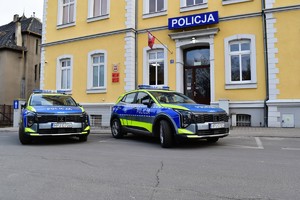 Zdjęcia z przekazania radiowozów dla Komendy Powiatowej Policji w Śremie.