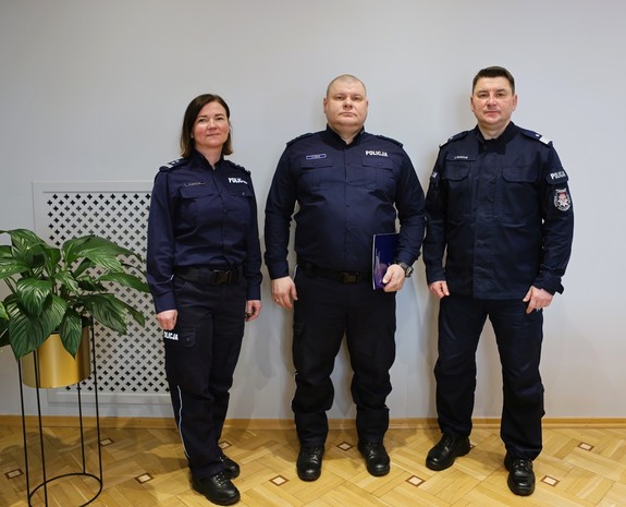 Na zdjęciu od lewej: Komendant Powiatowy Policji w Śremie - mł. insp. Monika Szymczak, obejmujący obowiązki I Zastępcy Komendanta Powiatowego Policji w Śremie - kom. Mirosław Działo, Komendant Wojewódzki Policji w Poznaniu - nadinsp. Tomasz Olczyk