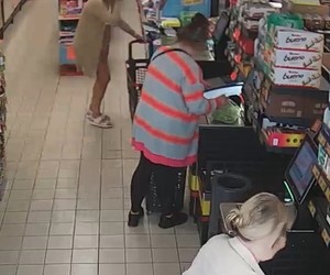 Zdjęcia z monitoringu jednego z dyskontów, na których widoczna jest sprawczyni