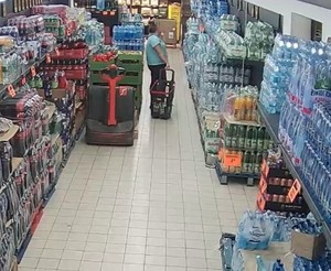 Zdjęcia z monitoringu jednego z dyskontów, na których widoczna jest sprawczyni
